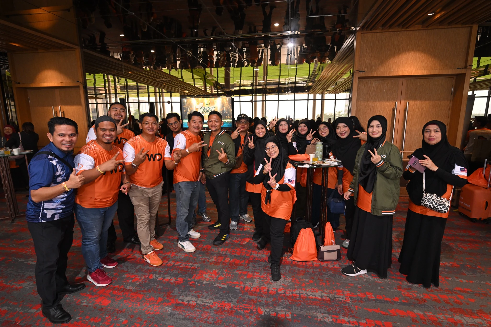 Pasukan Veratis berkongsi momen santai dalam acara industri